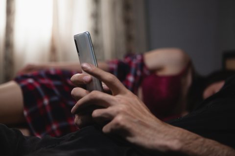 ember telefonozik ágyban