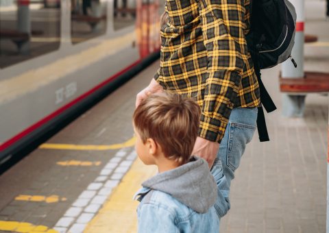 férfi és kisfiú metrómegállóban áll