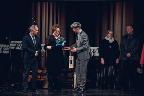 A Képmás magazin kiadóvezetője, Molnár-Bánffy Kata a Jelenlét díj átvételekor