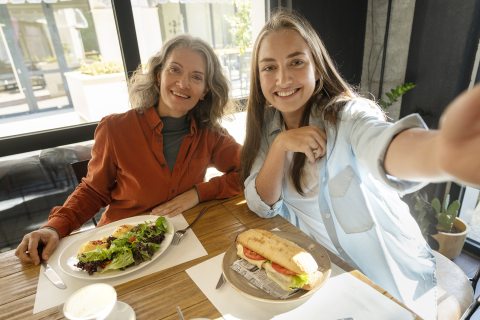 menopauza étrendhez illusztráció: egy idős nő és egy fiatalabb nő eszik