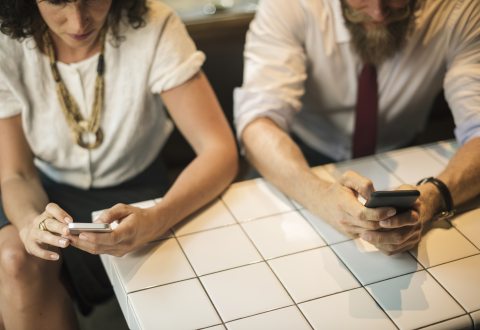 hazugság témájú cikk illusztrációja: mobilozó pár