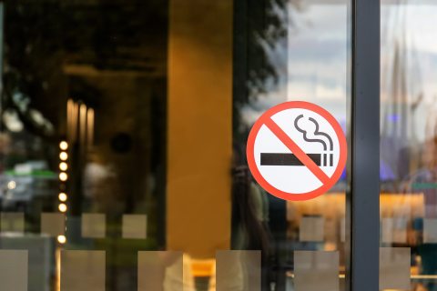 áthúzott cigaretta ikon