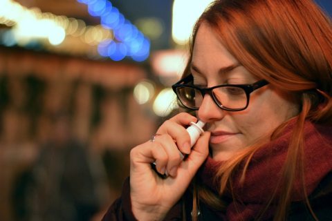 orrspray függőség cikkhez illusztráció: orrsprayt használó nő