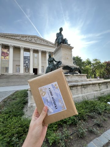 költészet napja alkalmából elrejtett Libri kötet