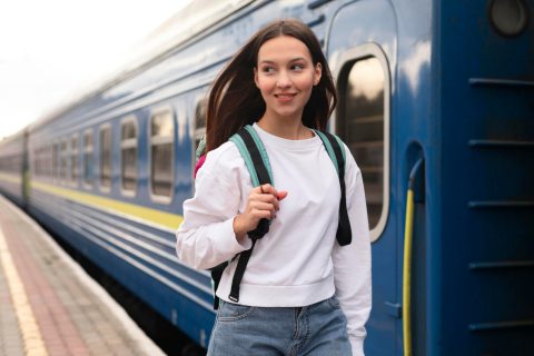 ingyenes interrail bérlettel utazó lány (illusztráció)