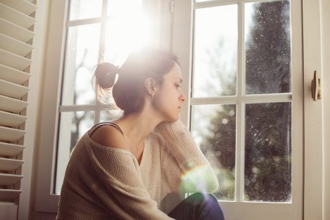 trauma feldolgozása témájú cikkhez szomorú nőről illusztráció