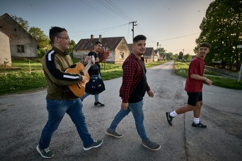 Drávaiványi utcáján sétál a helyi Katolikus Karitász pár tagja