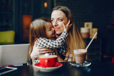 Anya és lánya a pékségben figyelik az embereket