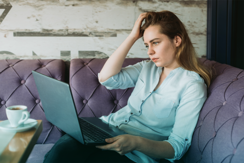 vírusírtó választásán gondolkofó nő laptop előtt