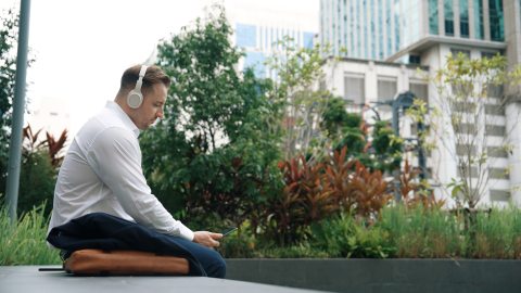 férfi fejhallgatóval és telefonnal