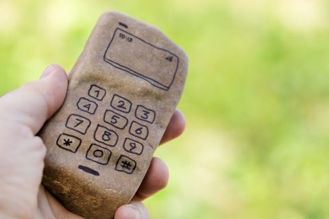 okostelefon helyett kavicsra rajzolt telefongombok