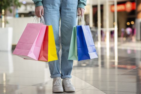 nő szatyrokkal vásárlás kuponok beváltása után