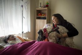 Tuza Erika terápiás kutyájával a Tábitha Házban