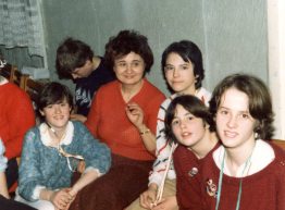 Kincses Gabriella a tanítványaival 1983-ban