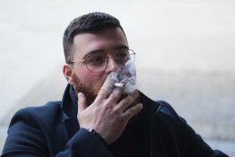dohányzó férfi