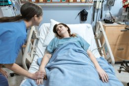 Egy nő a kórházi ágyon egy baleset után