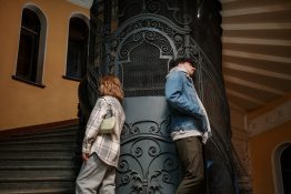 Konfliktusban álló pár egymásnak háttal áll egy lépcsőházban