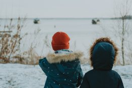 Egyszülős és mozaikcsaládban élő gyerekek a távolba néznek