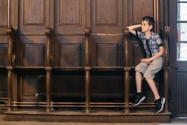 Bűntudatban dagonyázó gyerek egy templomban