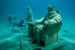 szobrok a víz alatti Via Crucis múzeumban