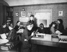 Henrietta Swan Leavitt, Annie Jump Cannon, Williamina Fleming és Antonia Maury csillagásznők munka közben
