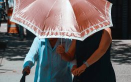 egy idősebb és egy fiatalabb nő esernyő alatt