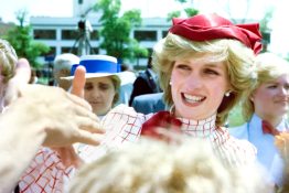 Diana hercegné piros kalapban