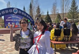 Sziráki Zsófia egy kazah kulturális fesztiválon