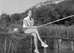 Annie Fischer angling in 1962