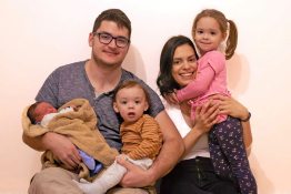 Urbán Gergő és Viki három gyermekükkel