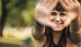 menstruációs szegénység témájú cikkhez vidám nőről illusztráció