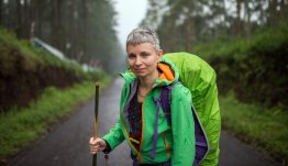 életközépi válság után túrázó nő (illusztráció)