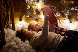 adventi kalendárium gyerekek kezében