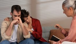 babaváró kölcsön visszafizetése miatt aggódó pár (illusztráció)