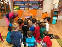 Papírszínház előtt ülő gyerekek