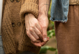 alkoholista férj fogja felesége kezét (illusztráció)